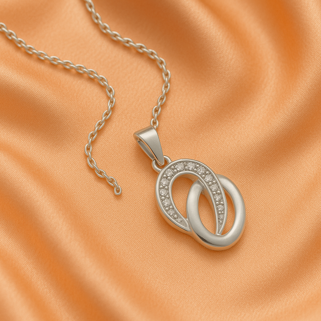 Oval designed Pendant with sleek chain